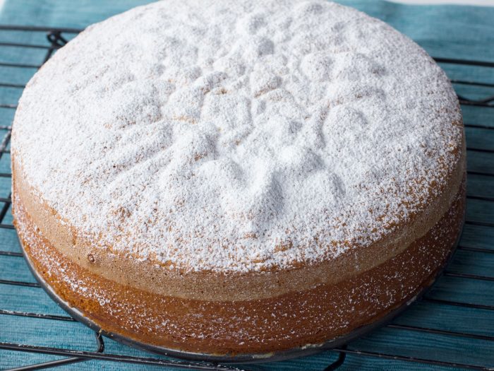 Honig Lekach (Honey-Flavored Sponge Cake)